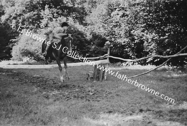 AT CASTLETOWN CHILDREN RIDING PATRICK JUMPING RIDING ON THE RING LADY CAREW & COL LEWIS JUDGING